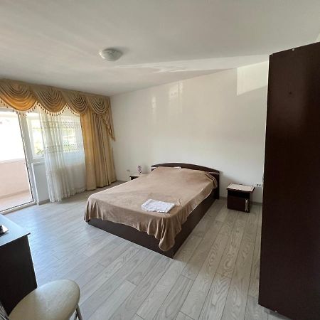 Ella Doo Apartament - 15 Min De Palas Hlincea Exteriör bild