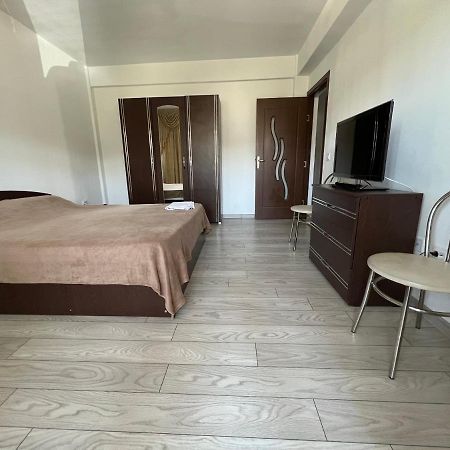 Ella Doo Apartament - 15 Min De Palas Hlincea Exteriör bild