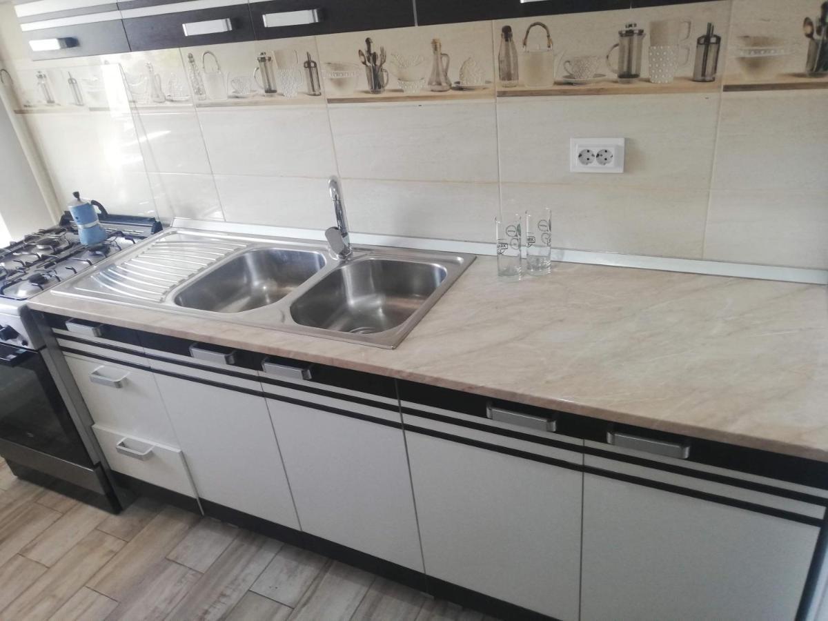 Ella Doo Apartament - 15 Min De Palas Hlincea Exteriör bild